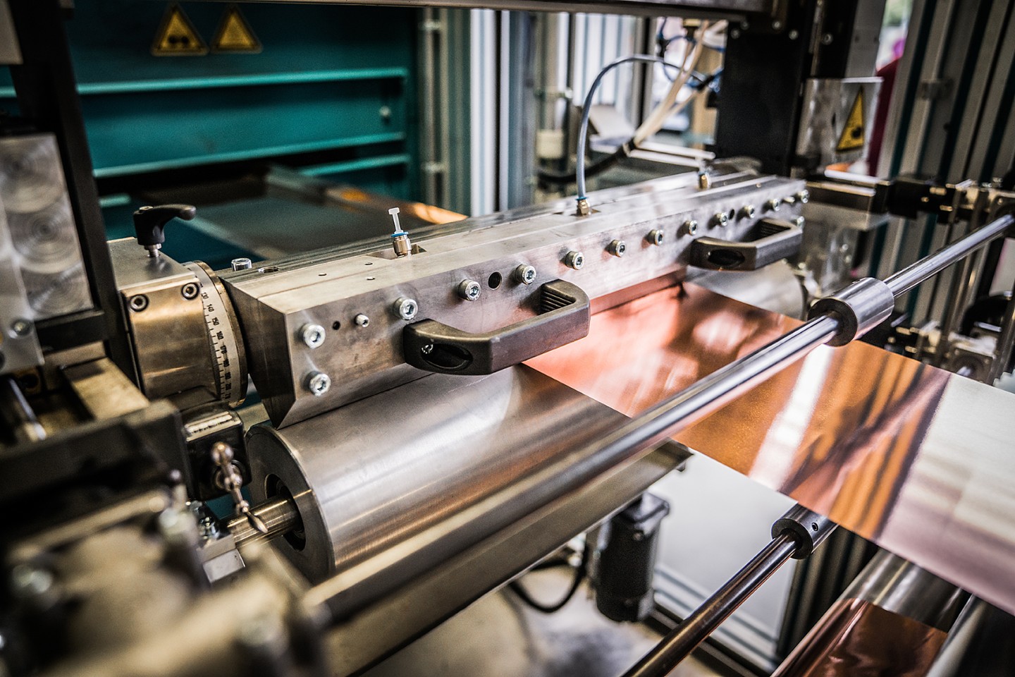 The copper foil is continuously coated with the slurry using a slit die. The copper foil is continuously coated with the slurry using a slit die.